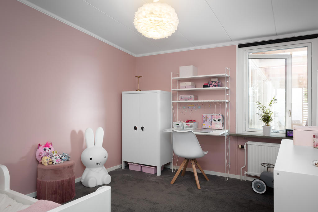 Sovrum med plats för säng och skrivbord