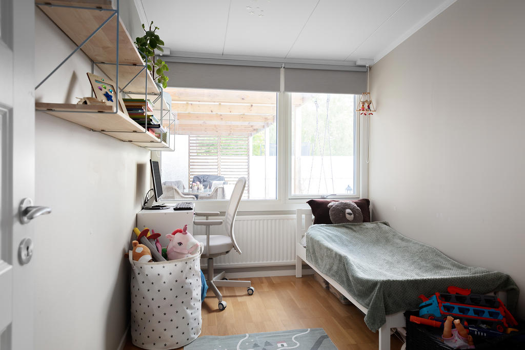Sovrum med plats för säng och skrivbord