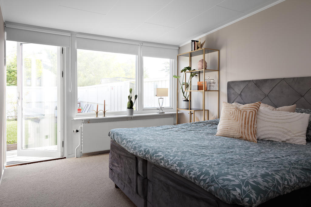 Sovrum med plats för dubbelsäng och med utgång till innergården