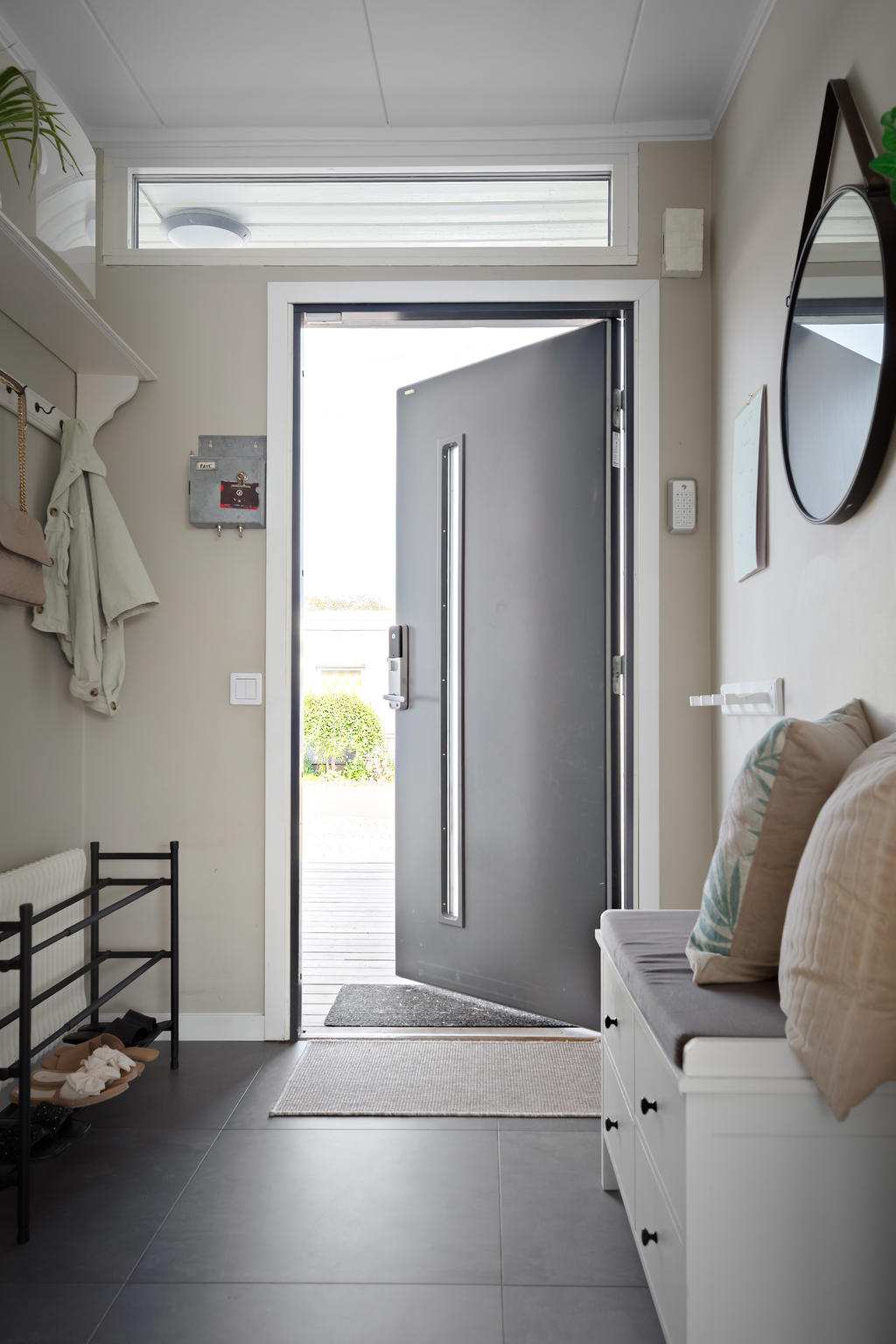 Välkommande hall med plats för klädavhängning