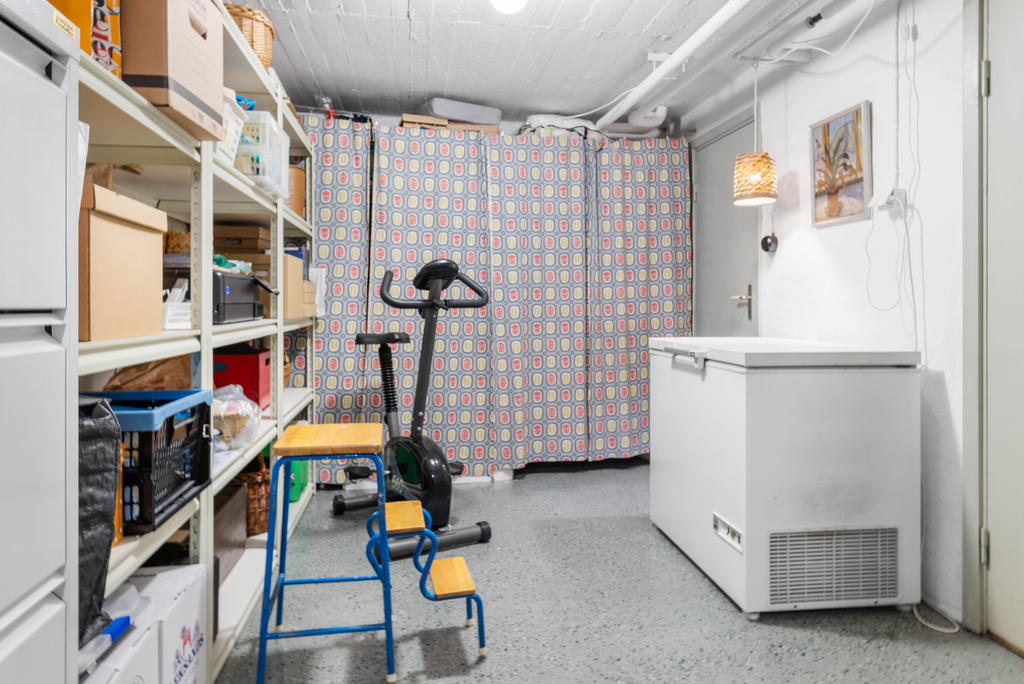KV: Förrådsrum/genomgångsrum med plats för bl.a frysbox och hyllor (ingår ej i köpet).  
