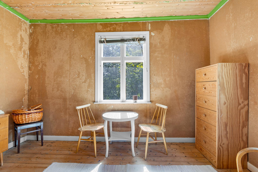 Rum innanför kök där renovering påbörjats. 