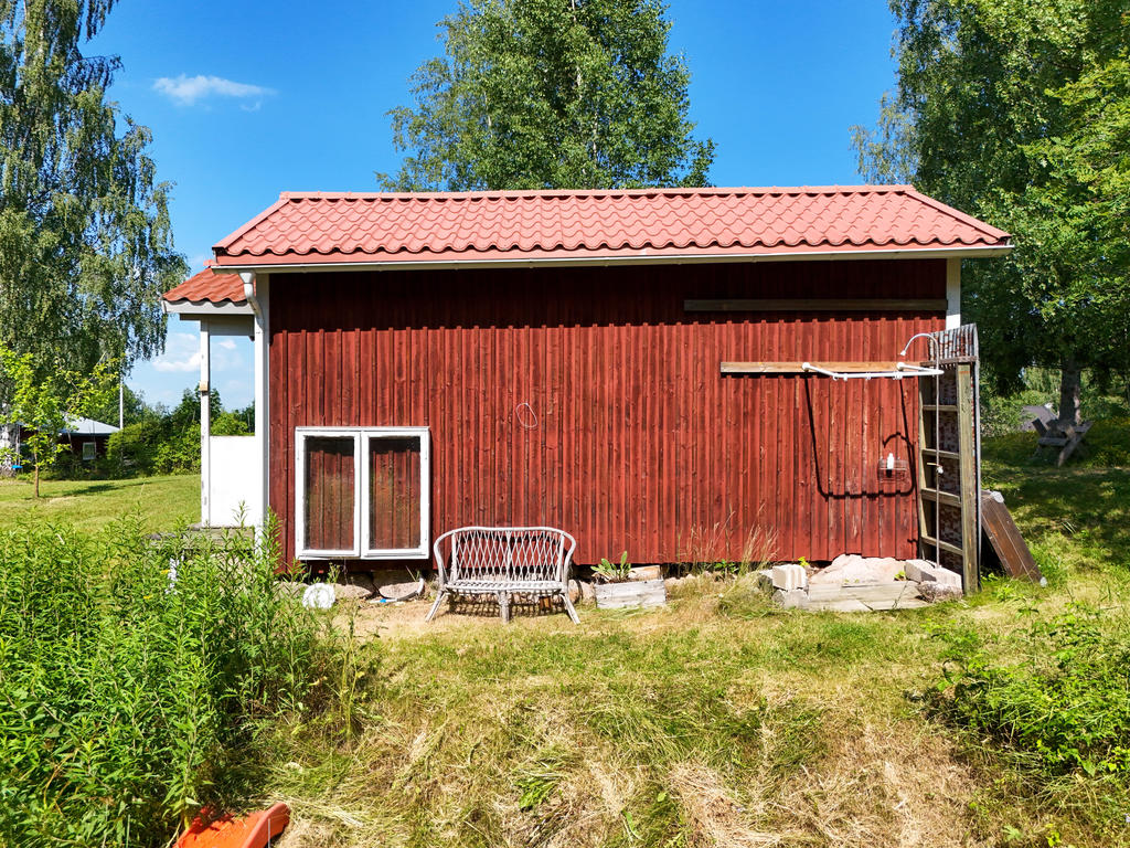 Enklare utedusch på förrådsbyggnad. 
