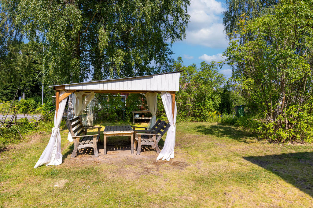 På tomtens framsida finns utrymme för uteplats. 