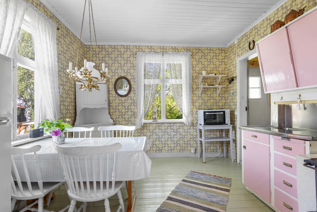 Charmigt lantkök med matplats.