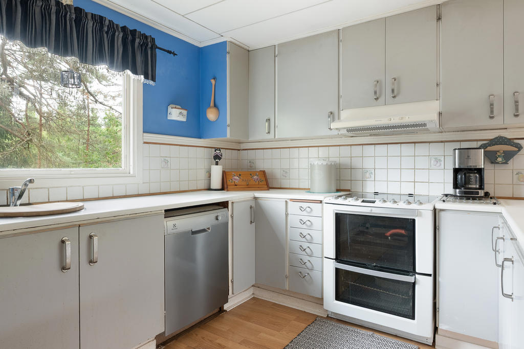 Köket är utrustat med bla extra bred spis och diskmaskin