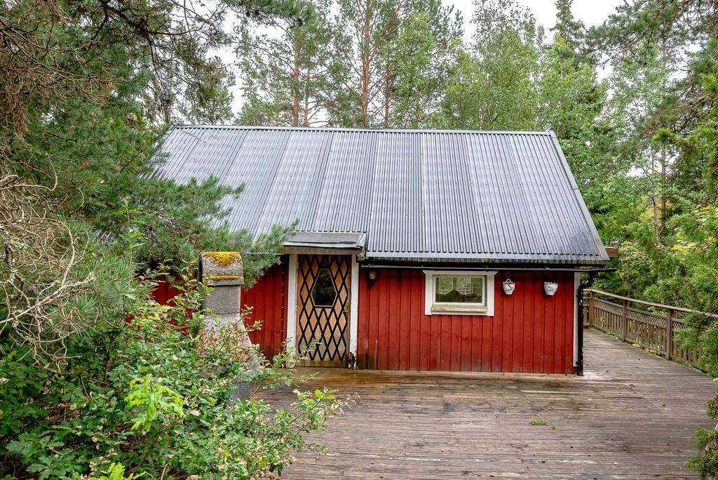 Uteplats runt gaveln på gästhuset
