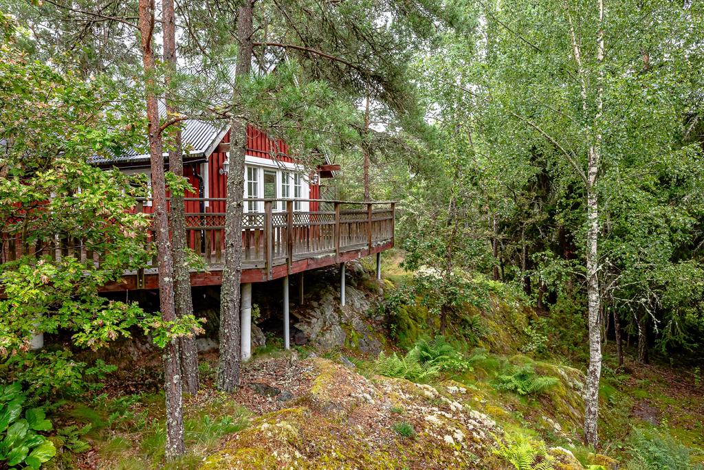 Högt upp på berget ligger husen