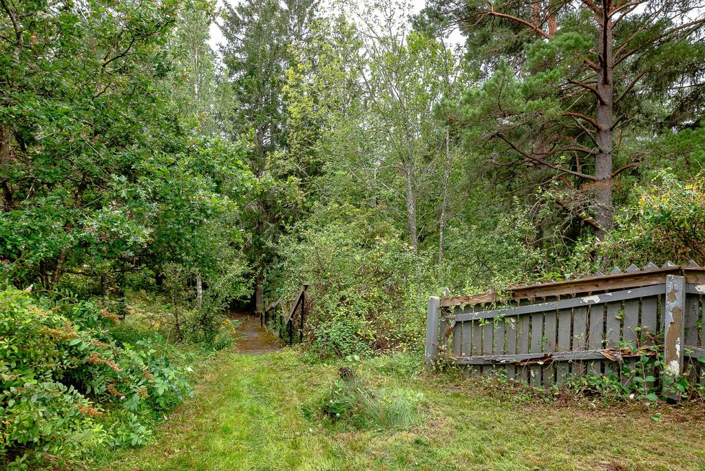 Ganska lång, brant trapp upp till husen (ingen bilväg upp)