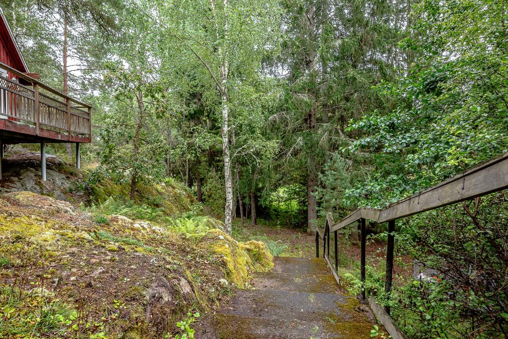 Trappen ner mot parkeringen (plats för 2 bilar)