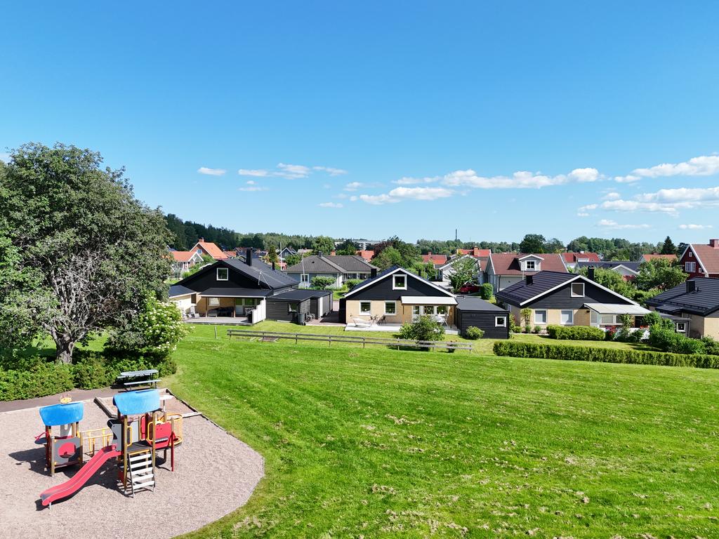 Grönområde med lekpark och fotbollsplan. 
