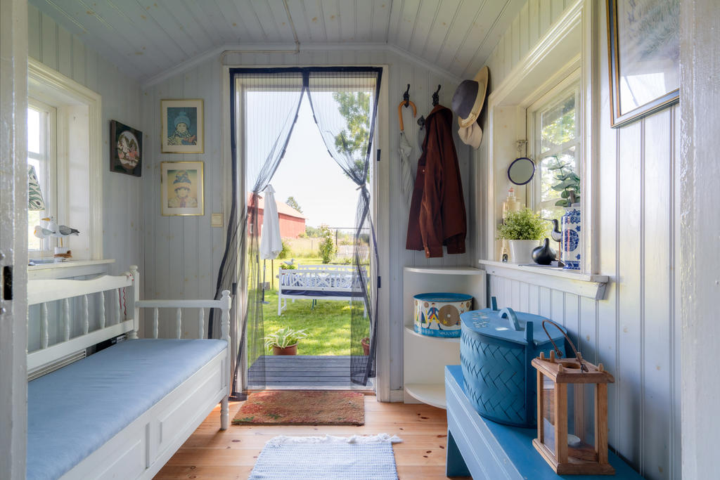 Hallen ger ett mysigt första intryck av torpet