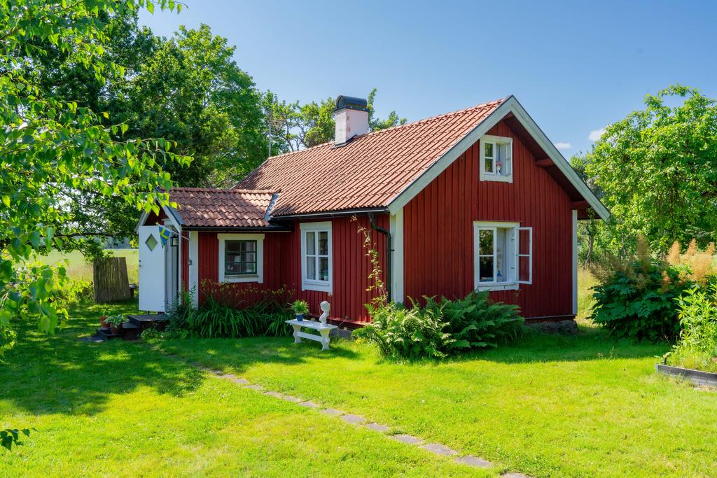 Torpet är välskött och har fått nya tegelpannor, hängrännor, plåtdetaljer och huv på skorstenen.
