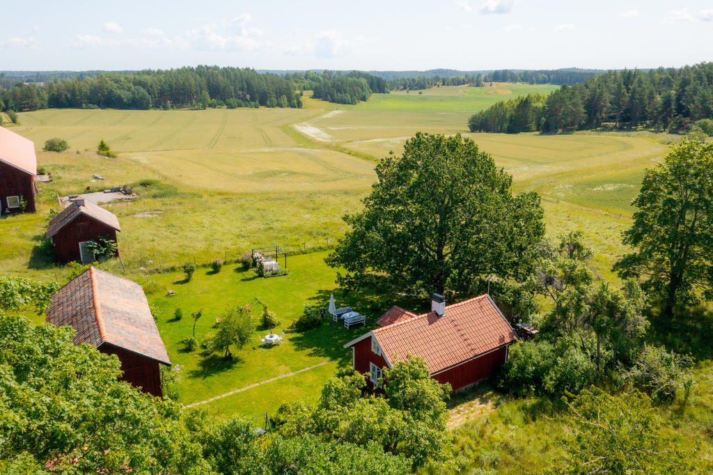 Till fastigheten hör torpet och en stor lada. 