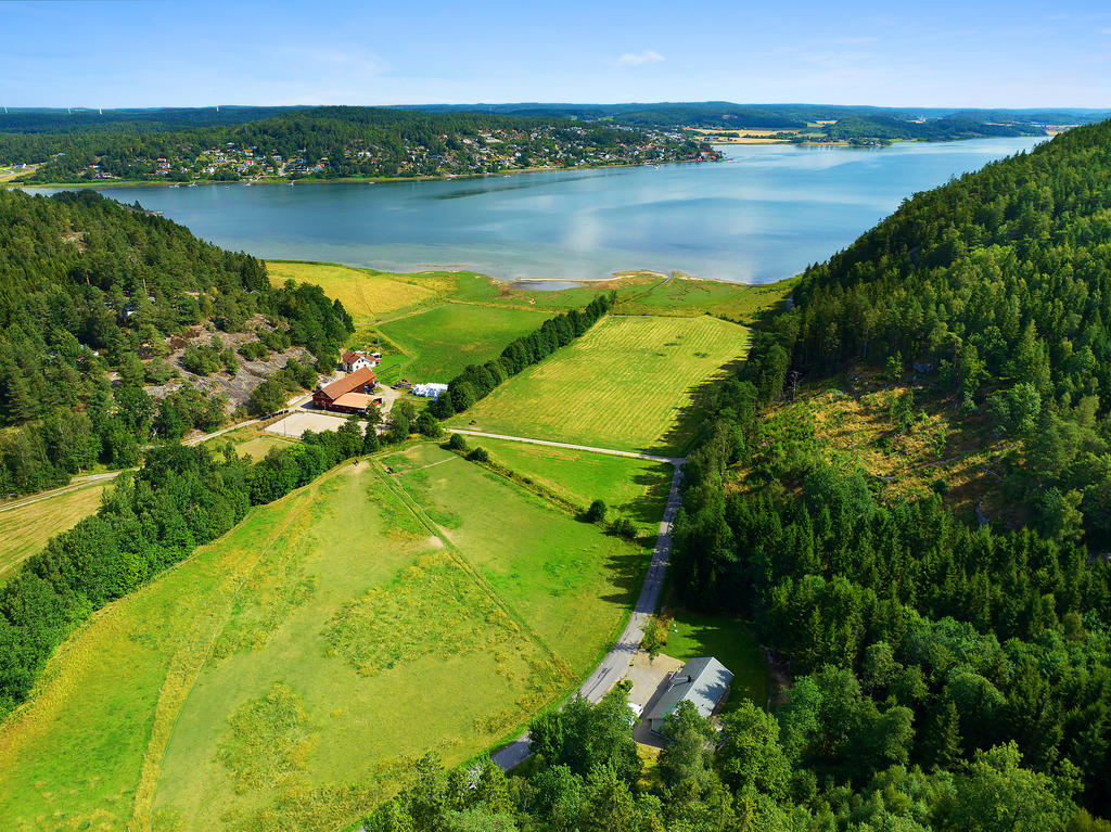Här bor ni nära skog, hav och natur - samt nära till affär, restaurang och en Resort som erbjuder många aktiviteter
