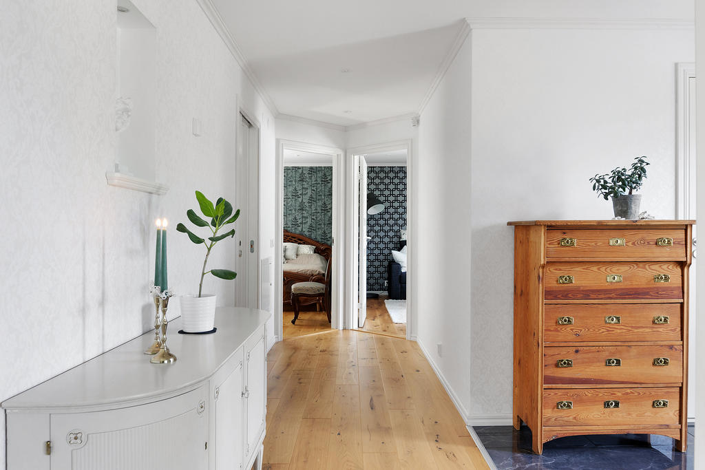 I den andra delen av huset samsas ett rymligt badrum och två sovrum 