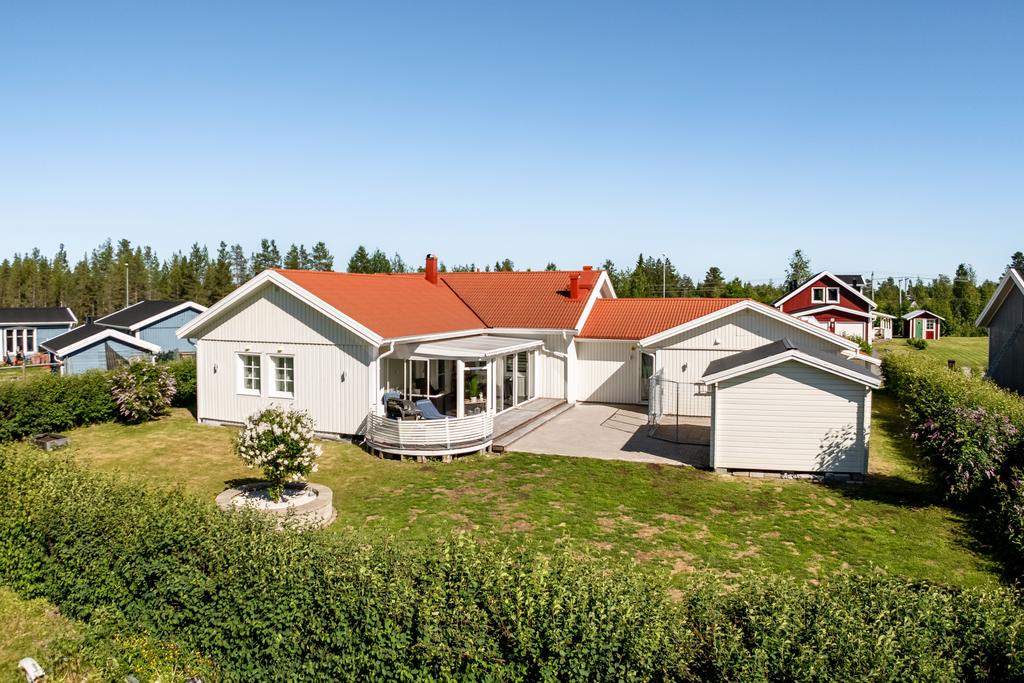 Härlig tomt med fritt läge mot allmänning