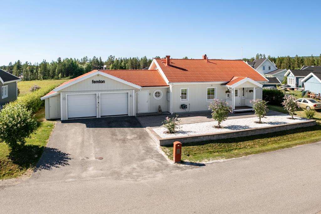 Påkostad vinkelvilla med dubbelgarage
