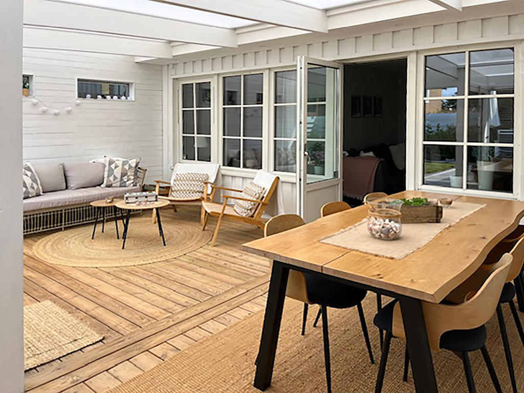Rymligt uterum med plats för både lounge och matplats