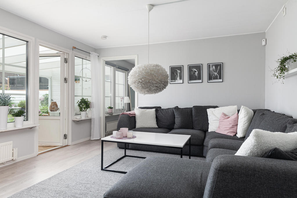 Trevlig setup med uterum i husets naturliga vinkel
