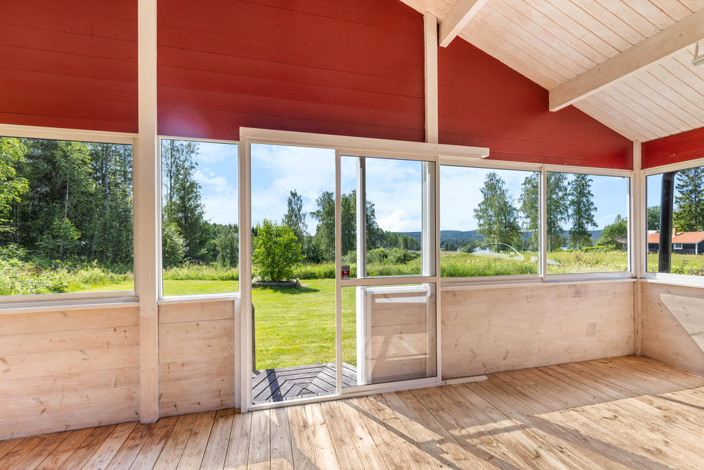Inglasad altan med utsikt ner mot älven Ljusnan