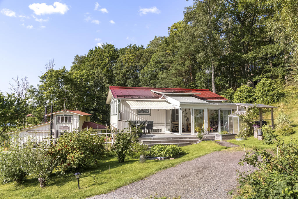 Komplementbyggnaden åt höger i bild och huvudhuset åt vänster