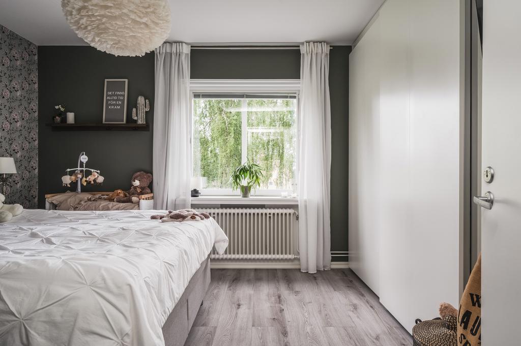 Sovrum med inbyggd garderob
