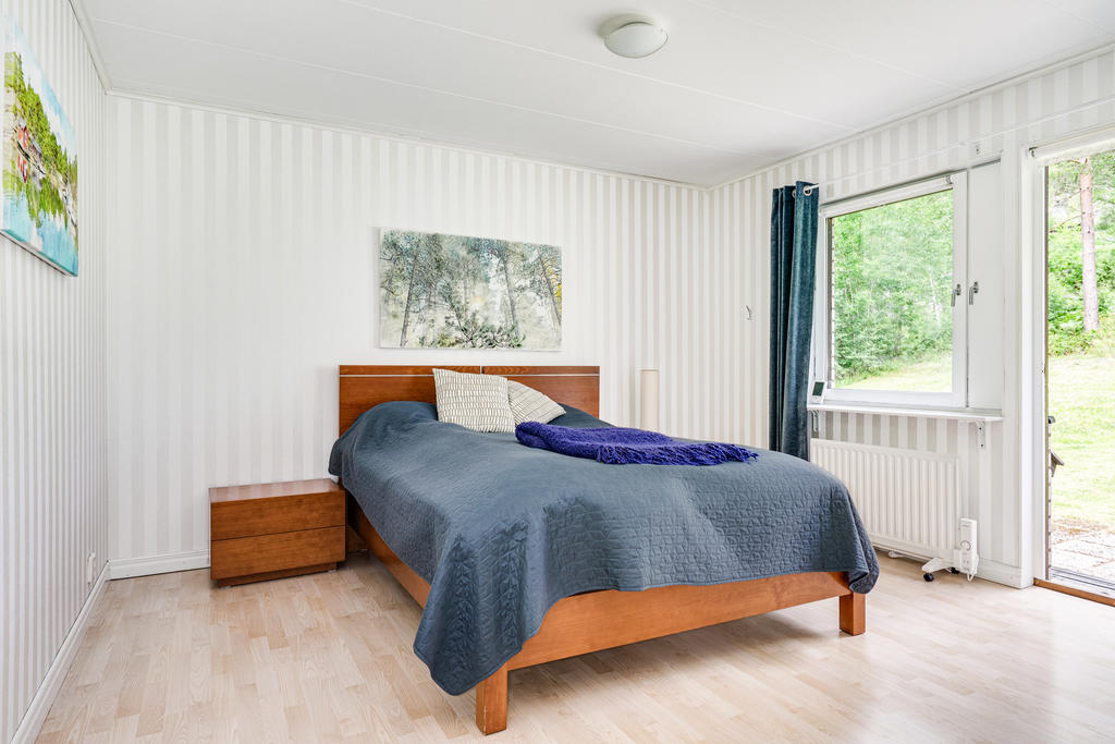 Sovrum-övre plan. Utgång till trädgård.