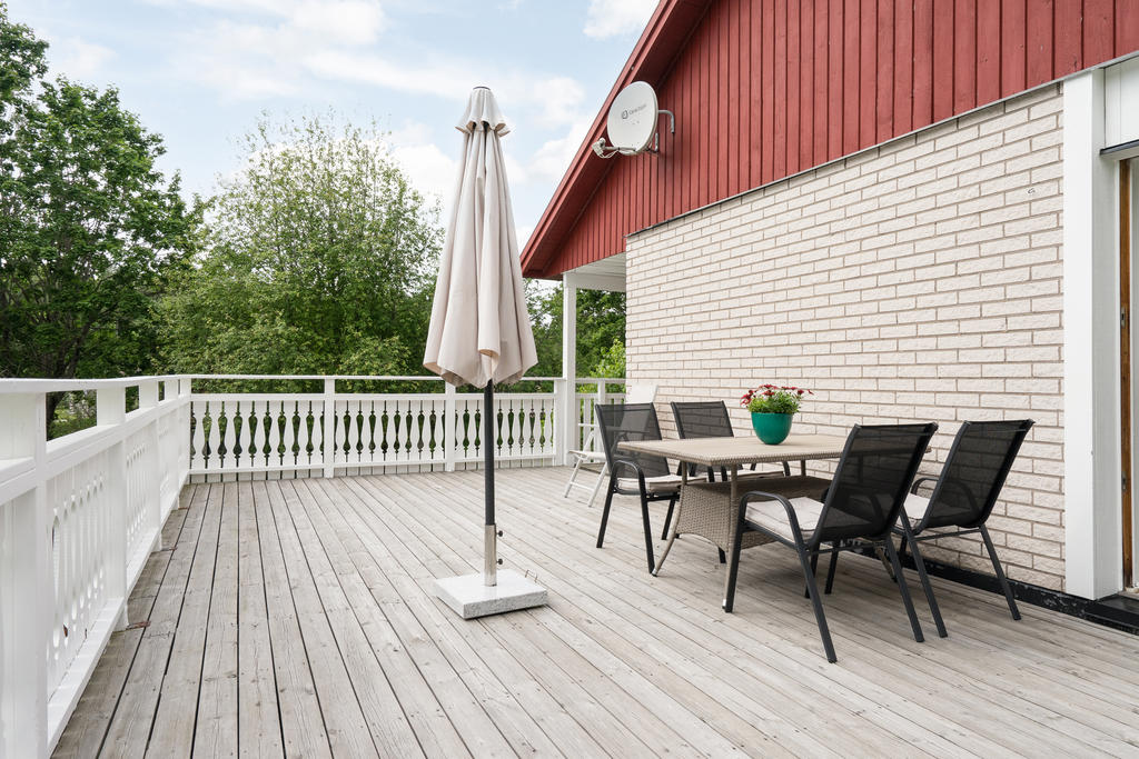 Rymligt längsgående altan med solsken från morgon till kväll och gott om plats för utemöbler. 