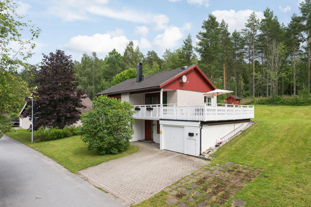 Varmt välkommen till  Skolmyrsgatan 12. En praktisk sutterängvilla med bland annat  vidbyggt garage och en längsgående altan som erbjuder solsken från morgon till kväll. Beläget i ett stillsamt familjevänligt område med gångavstånd till i centrala 
Bengtsfors. 