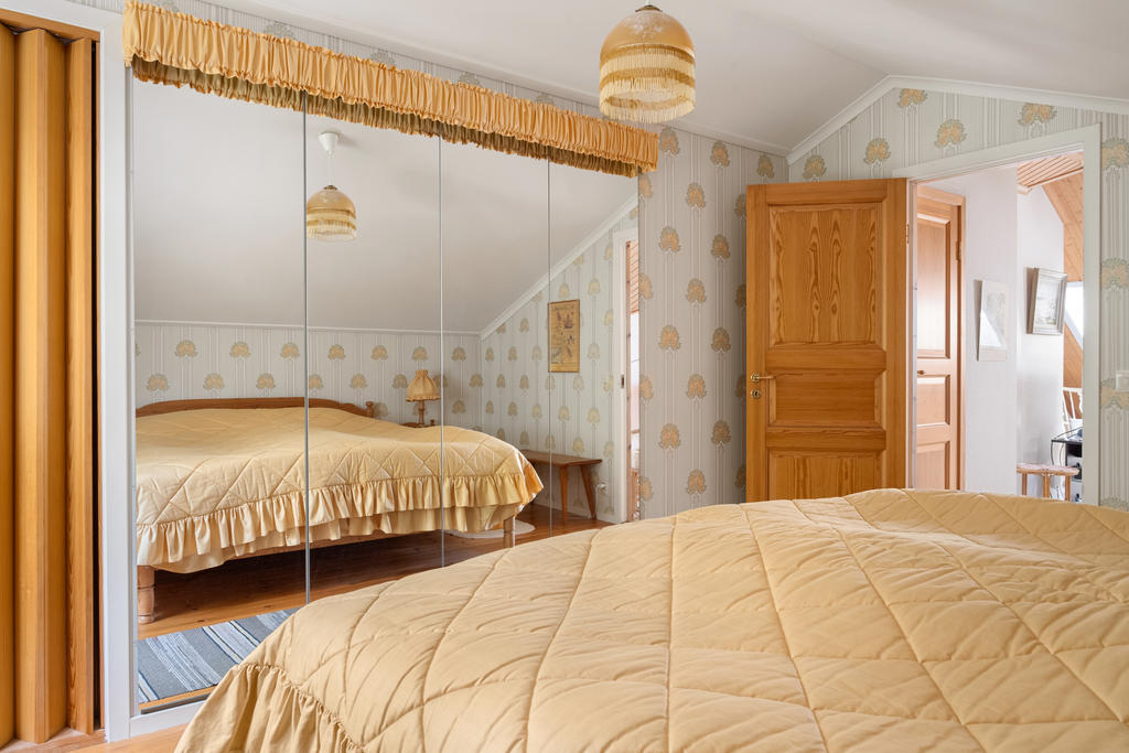 Klädkammare till vänster