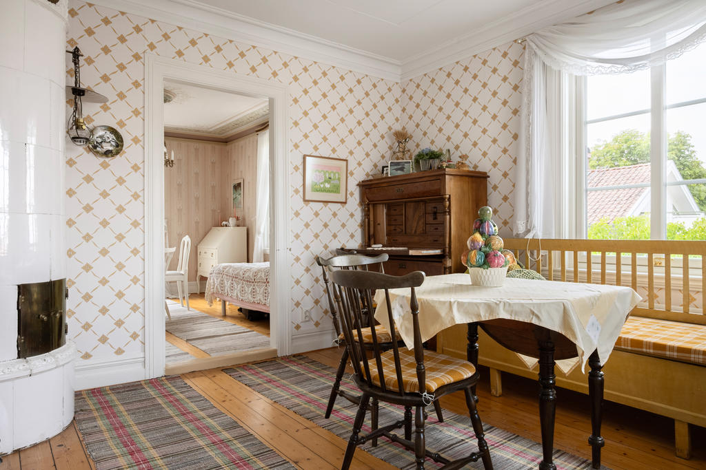 Tidstypiska golv och vackert utsmyckade socklar och taklister