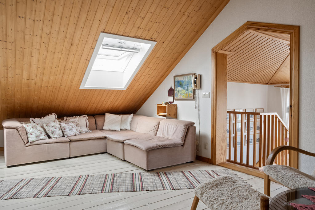 Stort allrum med takfönster skänker ljus