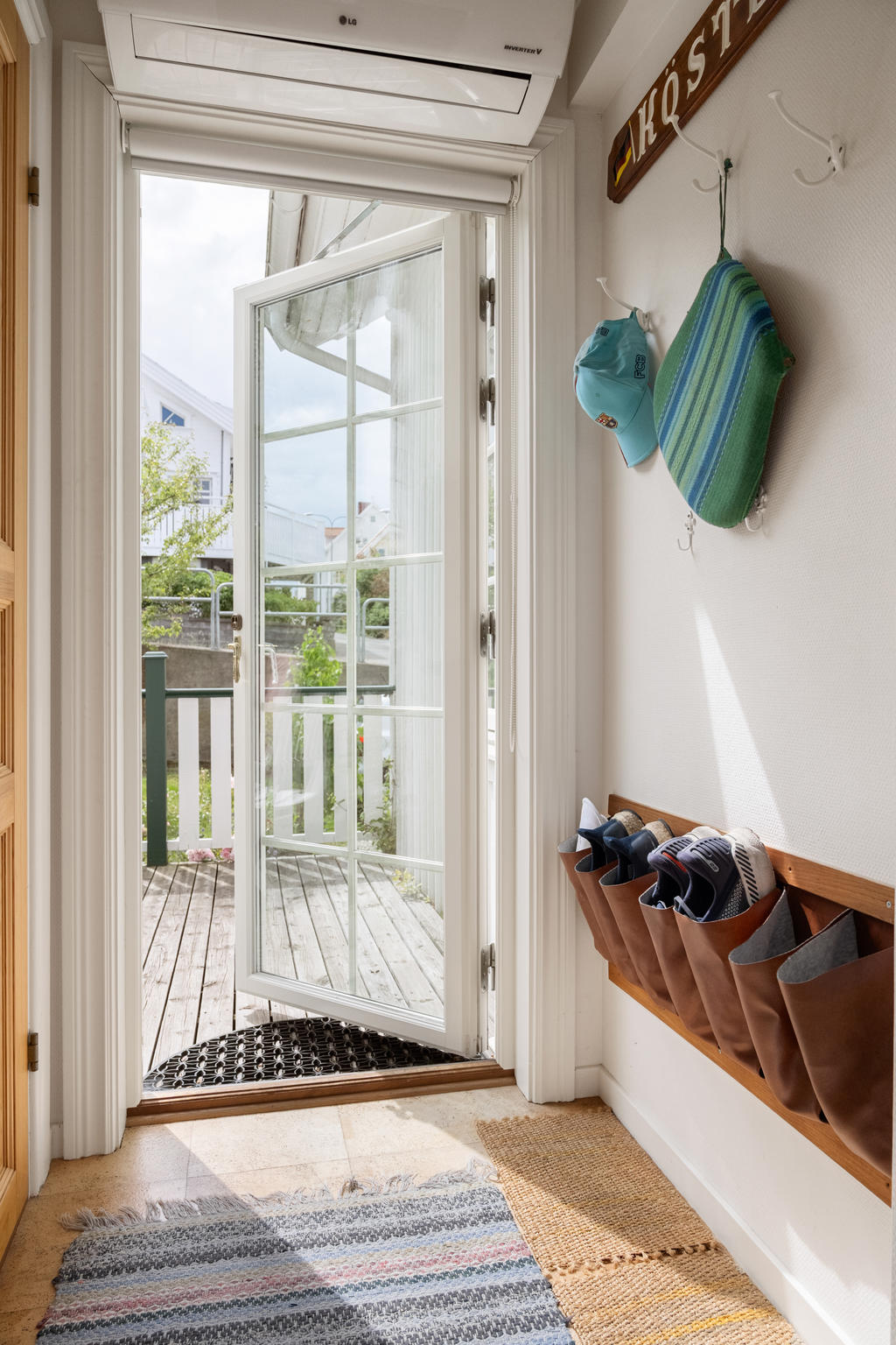 Balkongdörr till uteplatsen