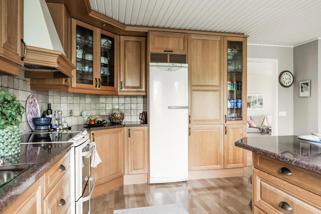 Kök med god förvaring och arbretesyta 