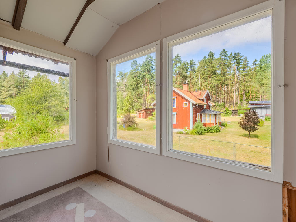 Utbyggnad som går att renovera och ha som ett rum