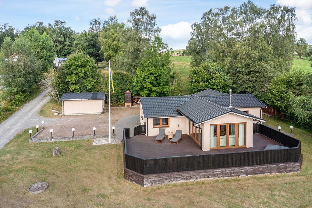 Fastigheten ligger i lantlig miljö med en kort biltur in till Falkenbergs Centrum 