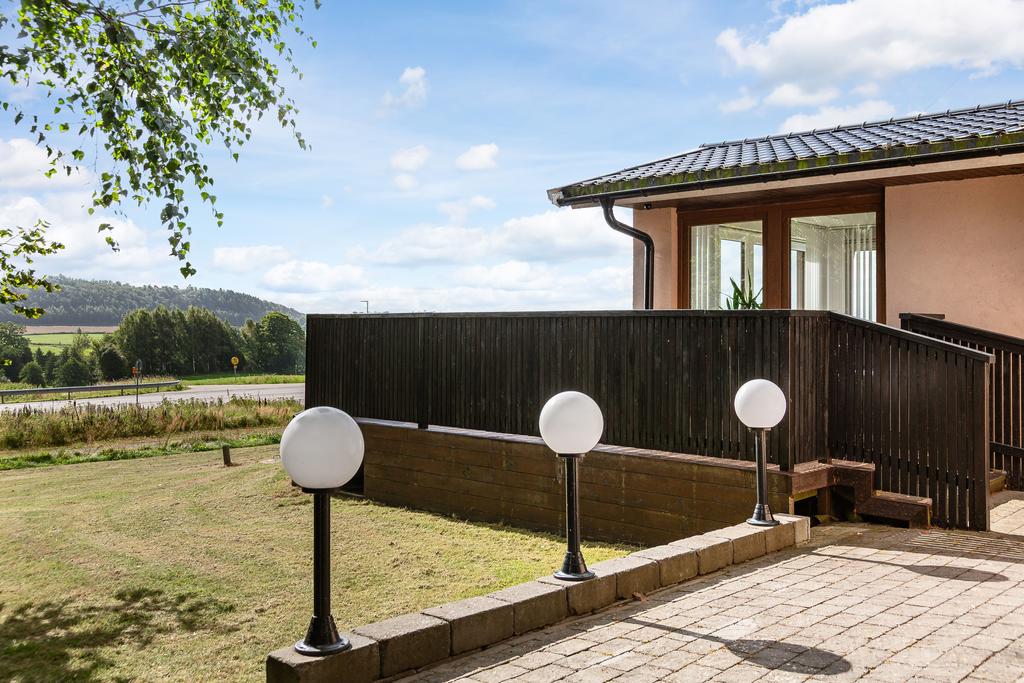 Fastigheten ät trivsam med stensättningar, trädgård och ett stort altandäck 