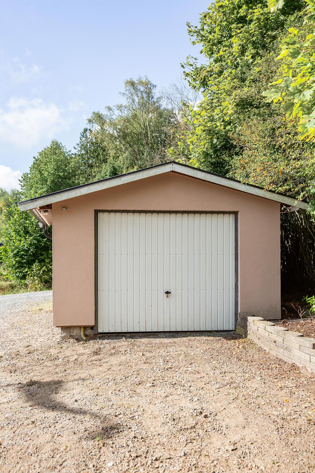 Ett enkelgarage intill huset 