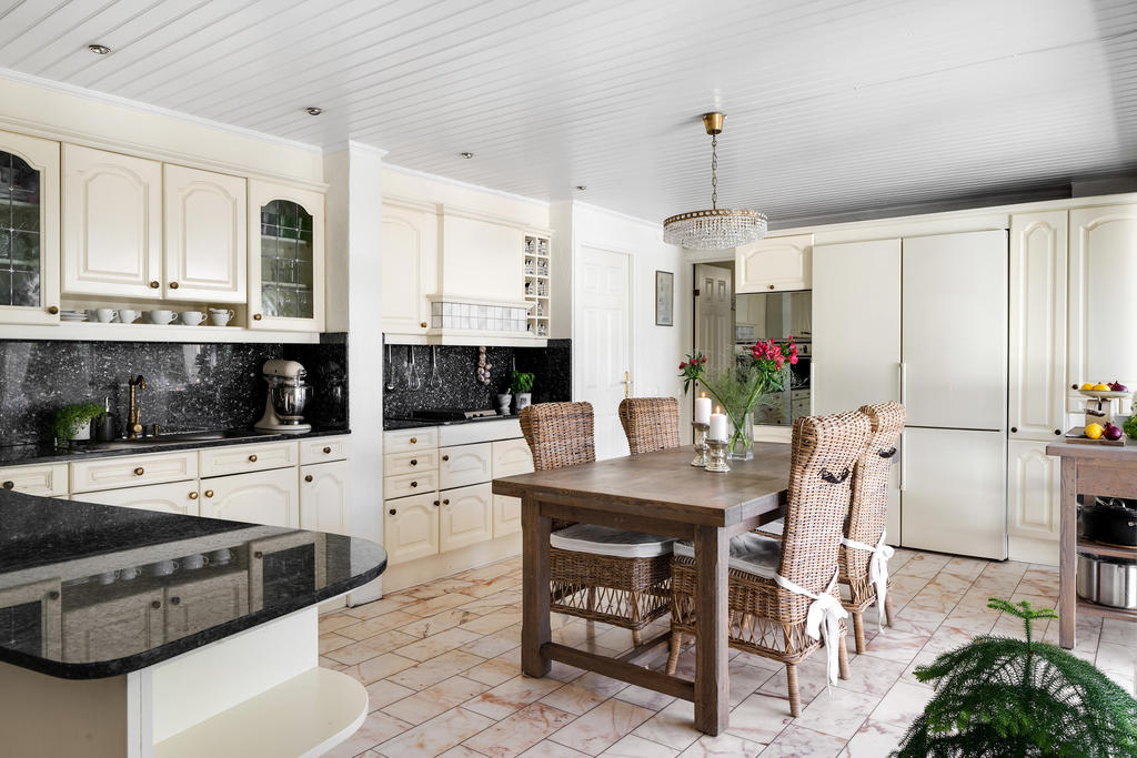 Trevligt med plats för matbord mitt i köket