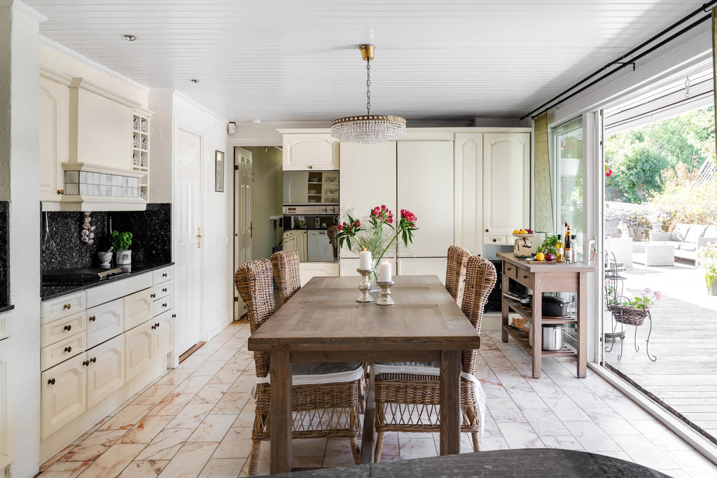 Stora skjutdörrspartier leder ut till altanen