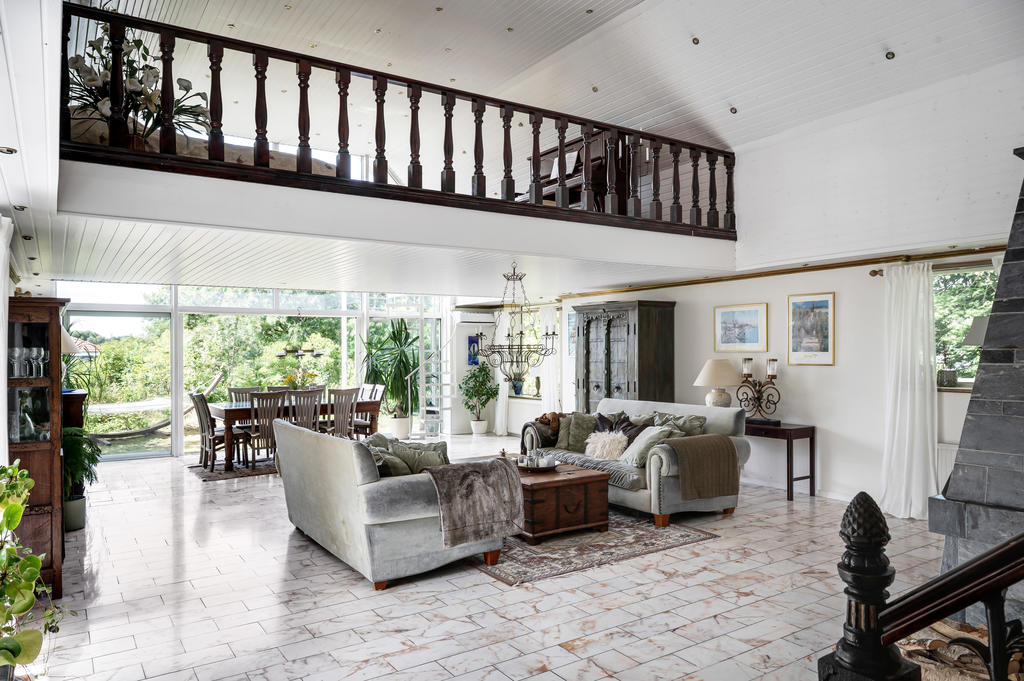 Rymligt vardagsrum med entresolplan