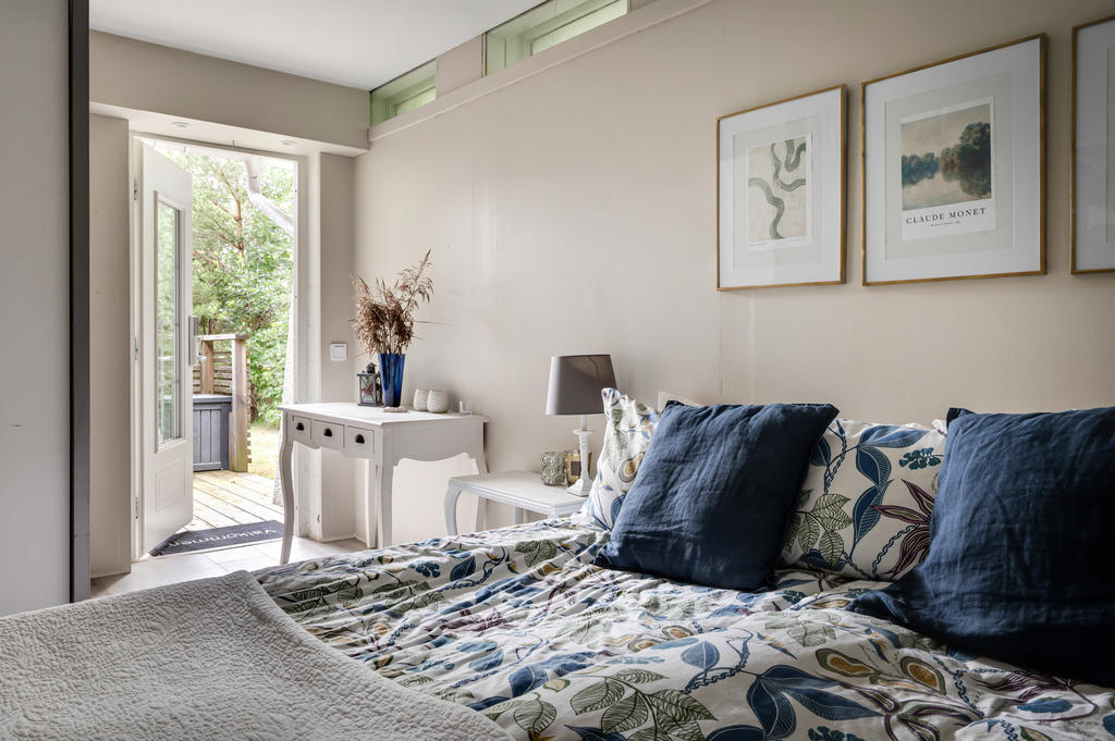 Sovrum med egen ingång, entréplan