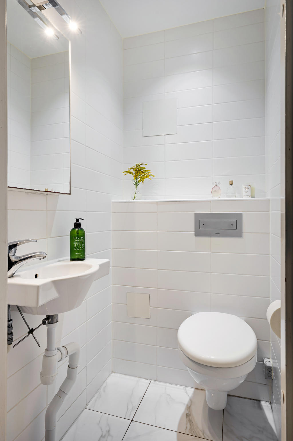 Toalett vid groventré och tvätt