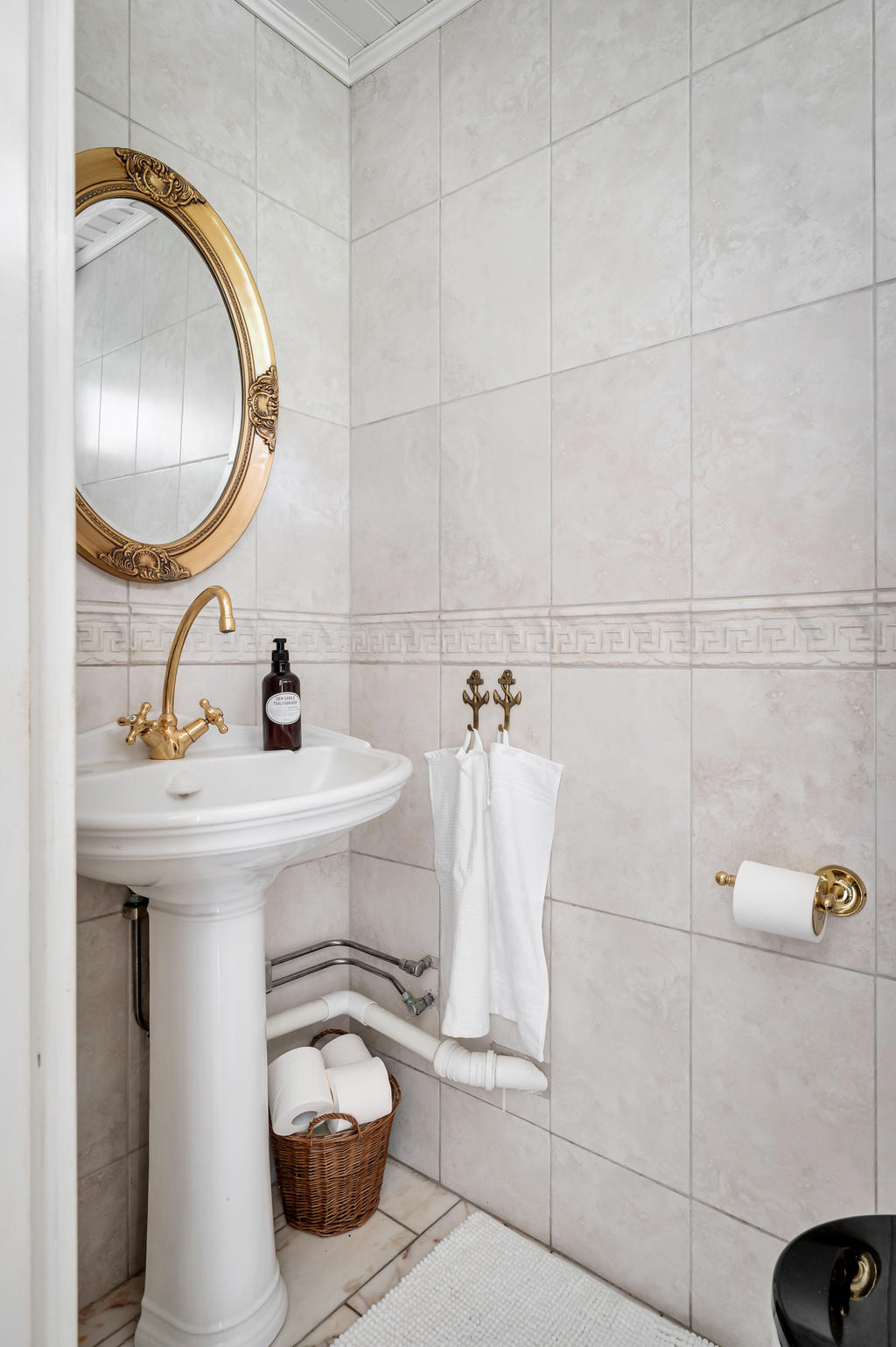 Gästtoalett vid entrén