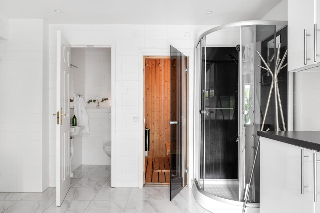 Toalett, bastu och dusch