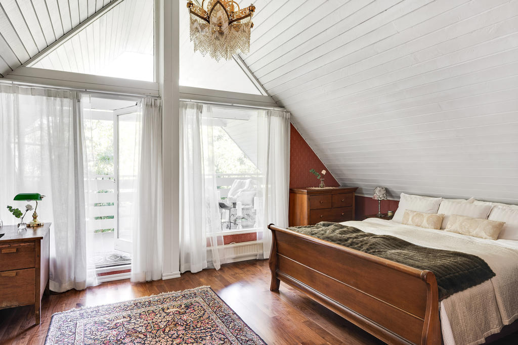 Stort föräldrasovrum med utgång till balkong...