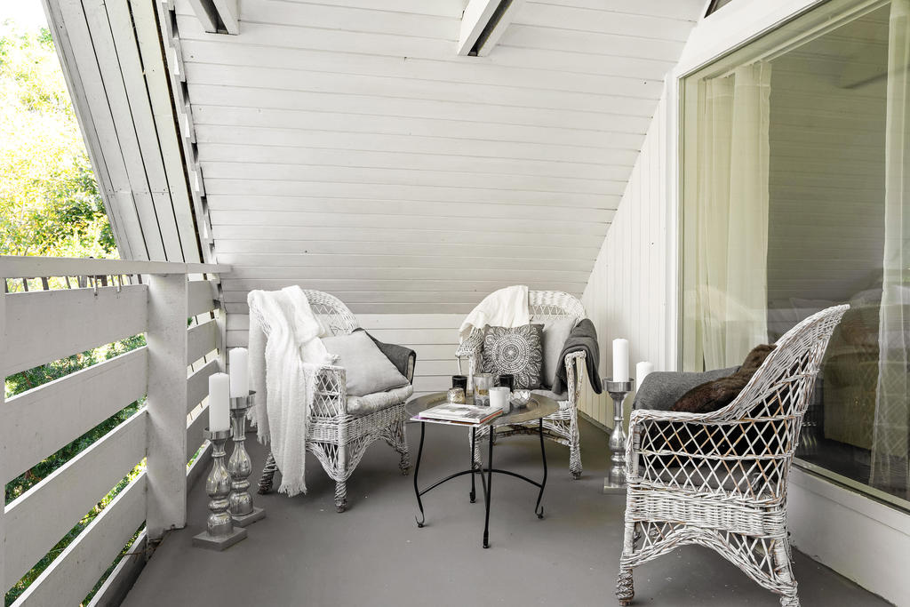 Balkong, delvis skyddad under tak