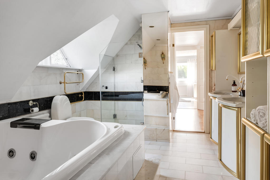 Stort badrum i anslutning till sovrum