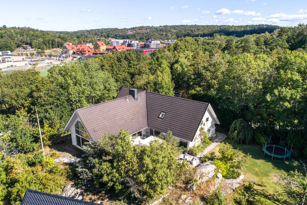 Naturskönt läge, med Särö centrum och all dess bekvämlighet på nära avstånd